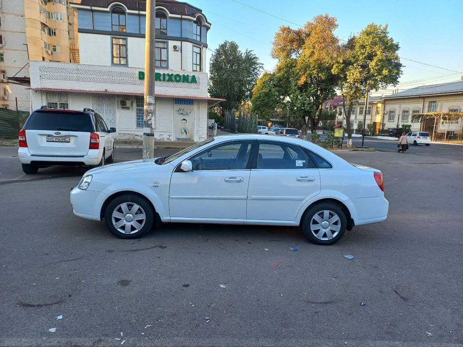 Sotildi Lacetti  2013 Rangi oq mexanika  metan gaz