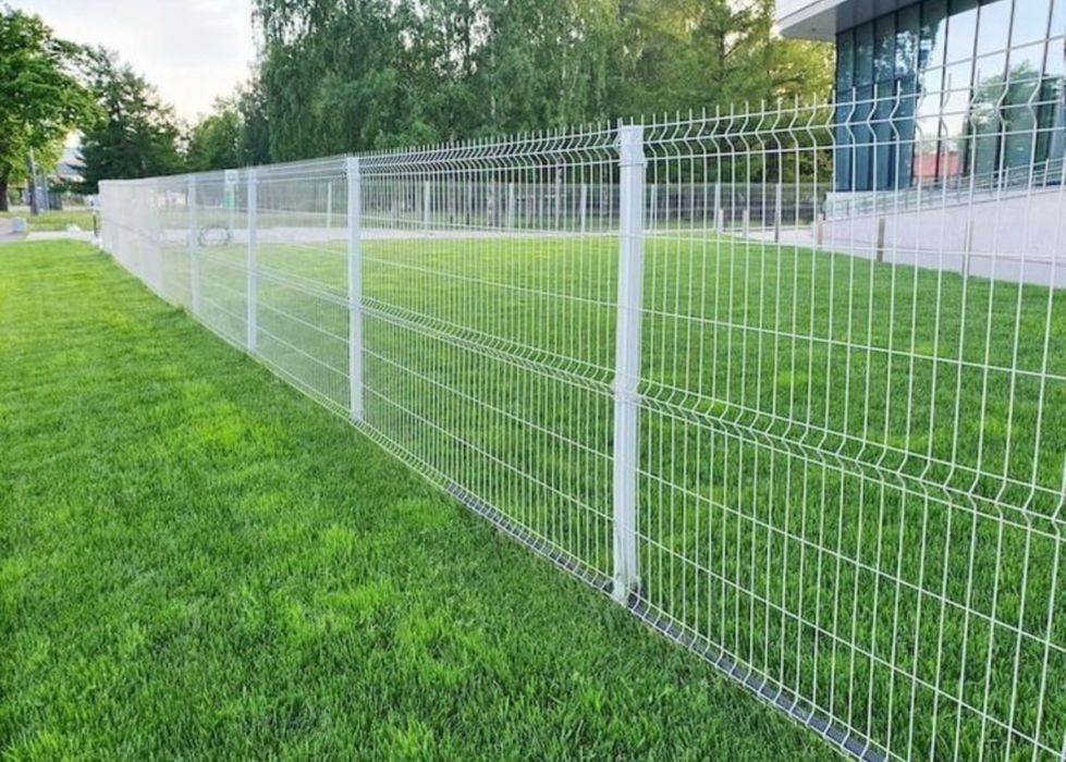 Construim garduri din plasă bordurata și porți auto din metal