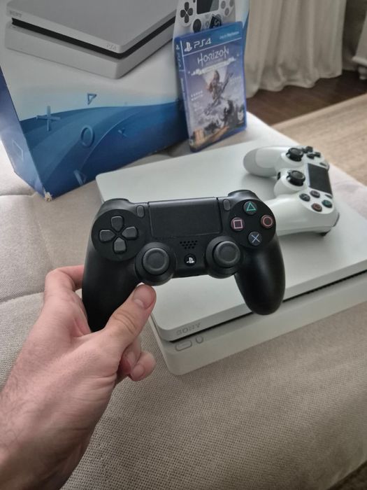 PS4 2 manete + 1 joc