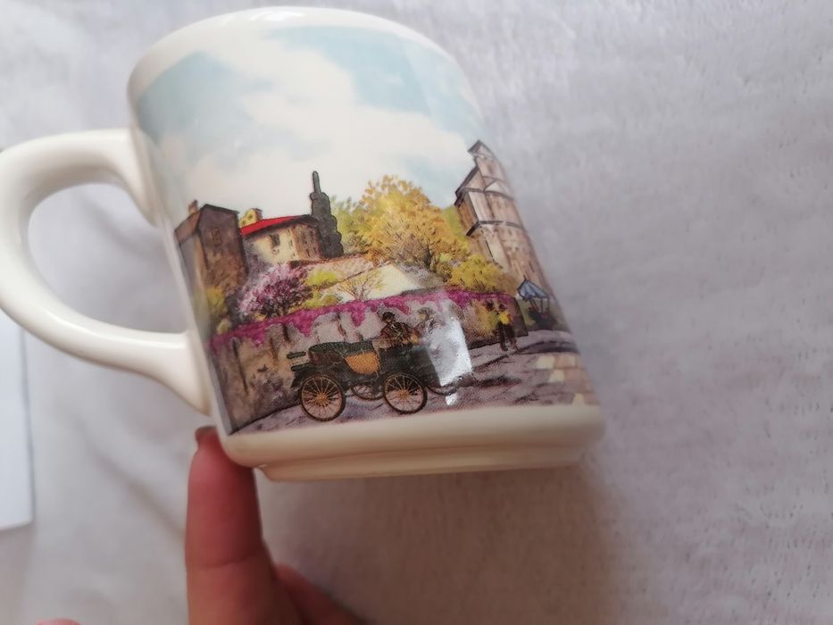 Нова чаша от Пиза, наклонена