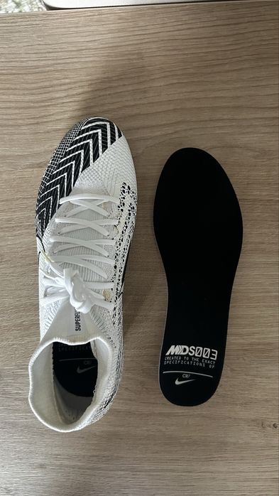 Футбольные бутсы Nike