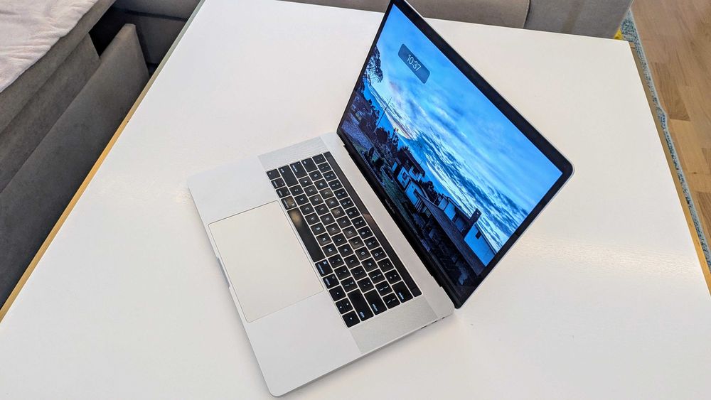 Vând MacBook Pro 15'', 2017, 16GB RAM, 256GB SSD