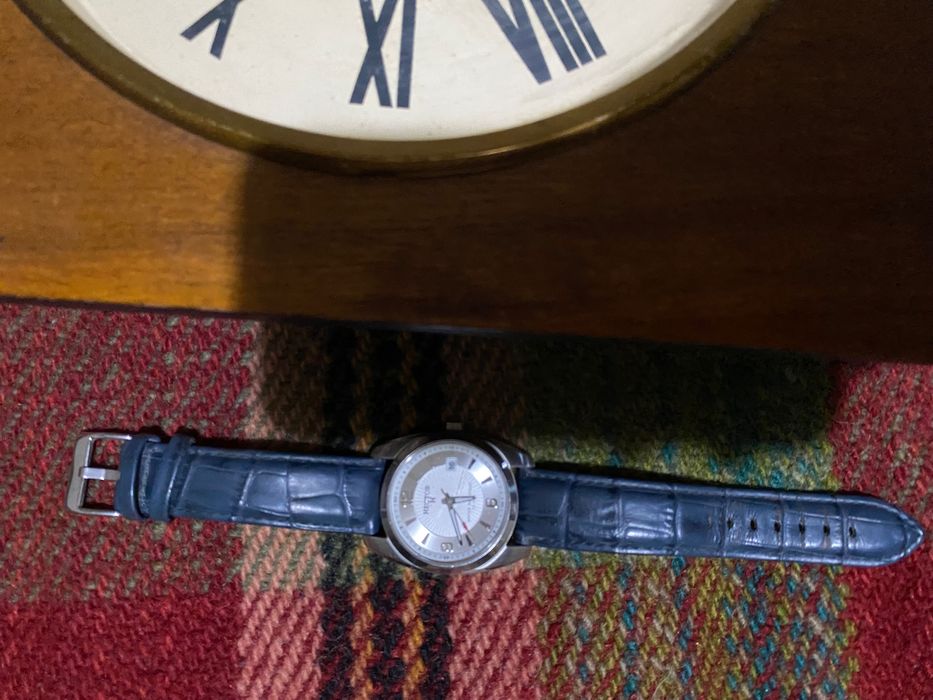 Два часовника ръчен и стенен