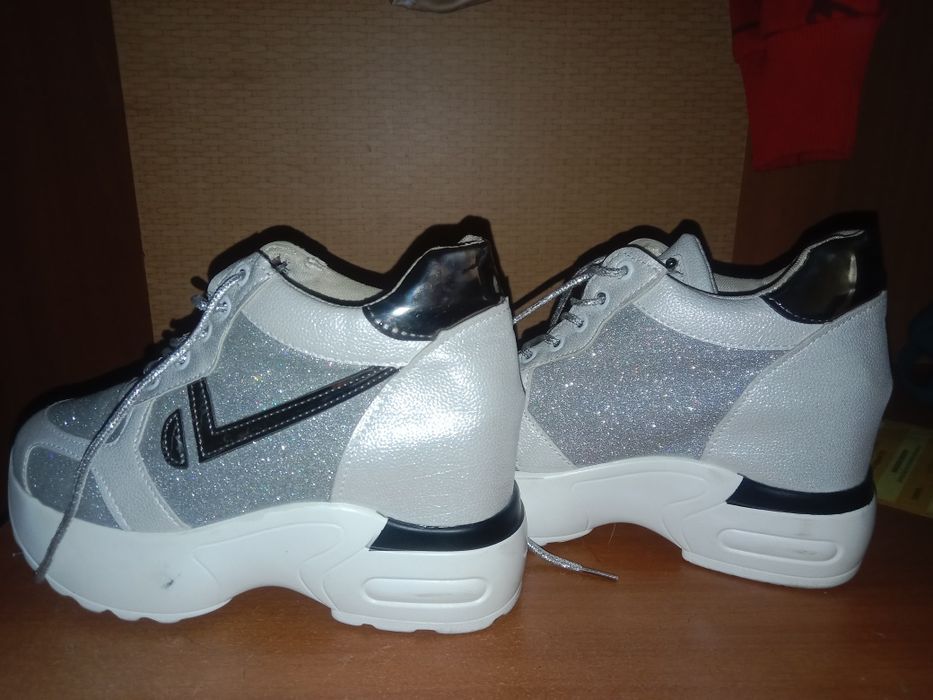 Продам красовки новые Bella