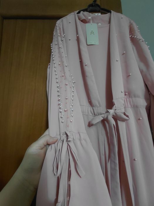 Абайка ішінде ұзын  көйлегі бар