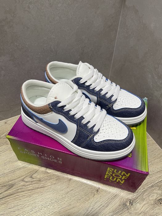 Кроссовки женские