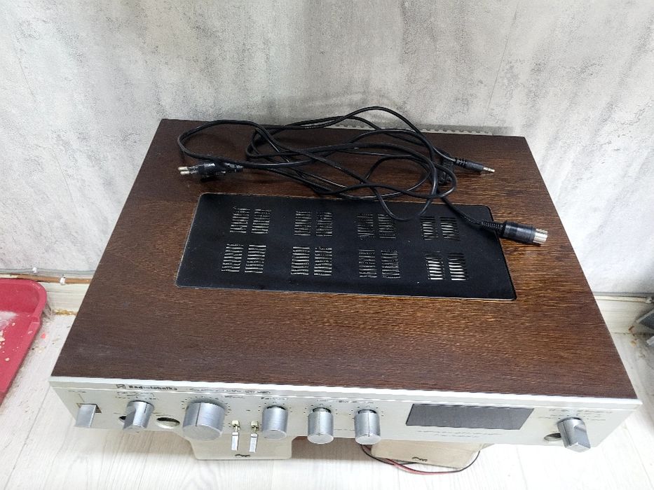 Продам видеомагнитофон с касетами