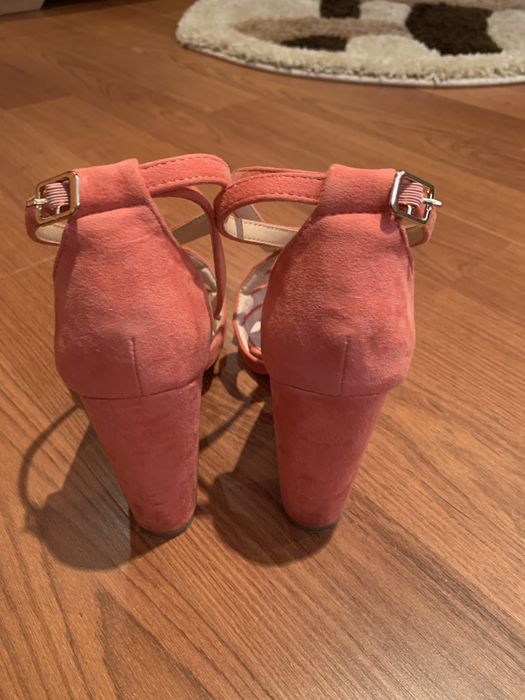 Sandale cu toc.
