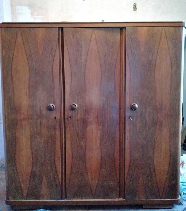 Старинен ретро гардероб от орех