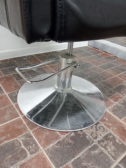 Парикмахерское кресло