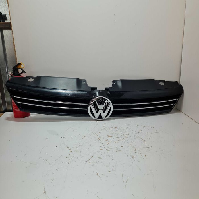 Grila bara fata + semn Volkswagen Jetta cod 5C6853653 / An- 2010 - 2015 Original OEM