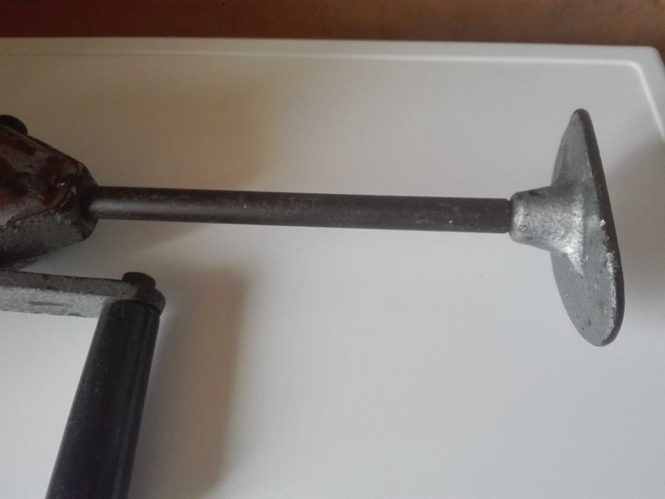 Ръчна дрелка (маткап) , пулверизатор и преса за картофи..