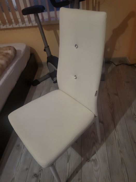 Чисто нови  столове