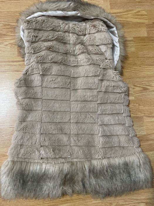 Vesta blana artificiala