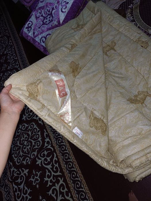 Түйе жүн көрпе сатылады.