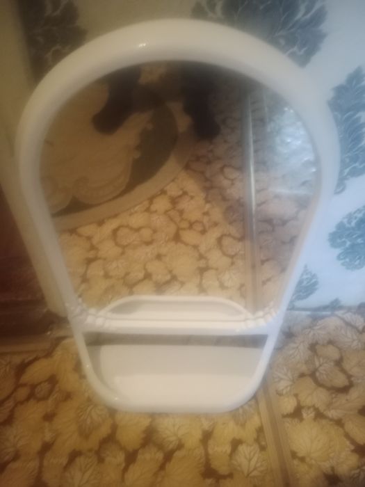 Полка зеркало в хорошем состоянии.