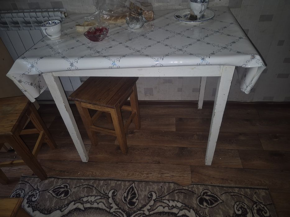 Продам стол кухонный с табуретками