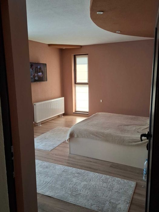 Очарователна, напълно обзаведена къща за продажба с три спални.