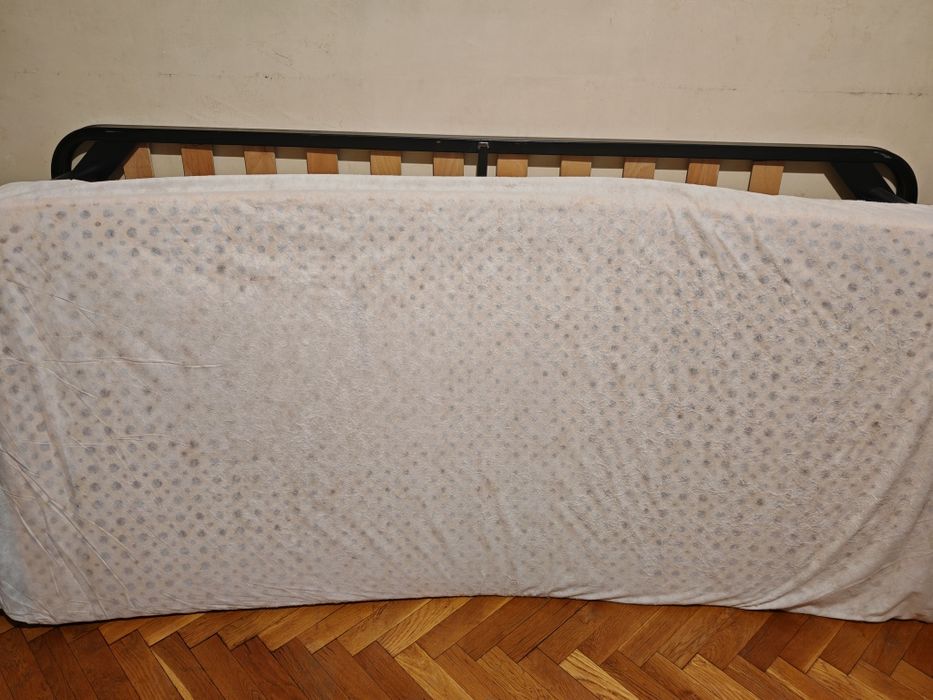 Продавам легло 190/90 см. с подматрачна рамка и латексов матрак