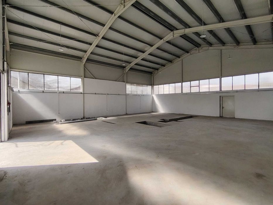 Inchiriez hala si spatiu comercial