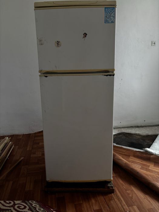 Старый буу холодильник работаеть