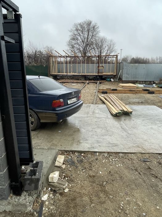 Подам BMW 318  год 93