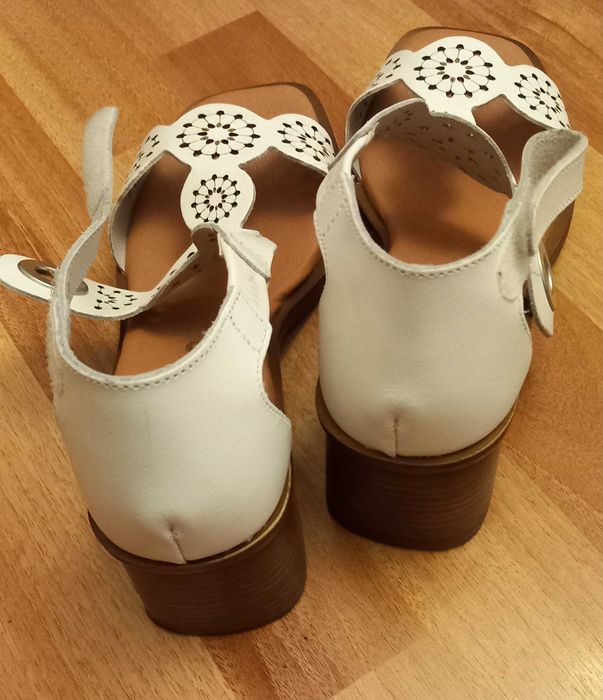 Sandale albe, din piele