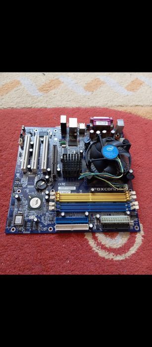 Placa de baza cu procesor