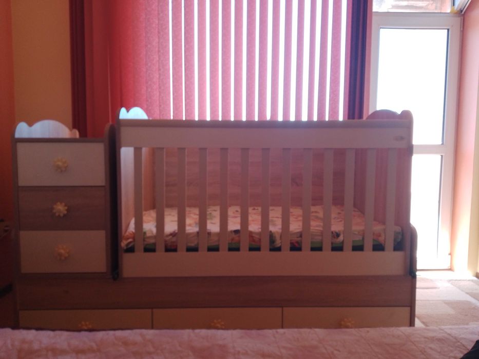 Продавам детска кошара с люлеещ се механизъм.