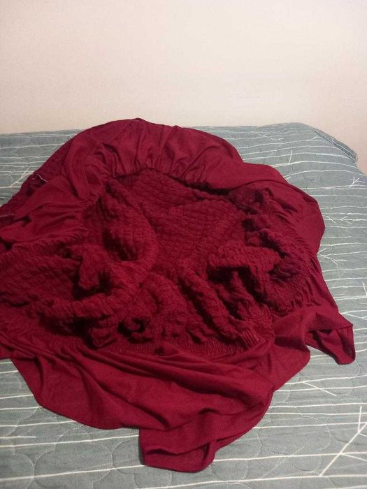 Husa de culoare grena cu elastic.