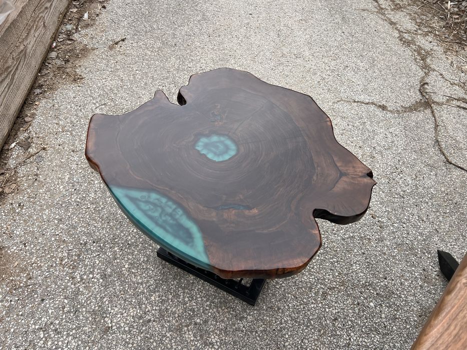 Налички холна и трапезна маса от орех и епоксидна смола