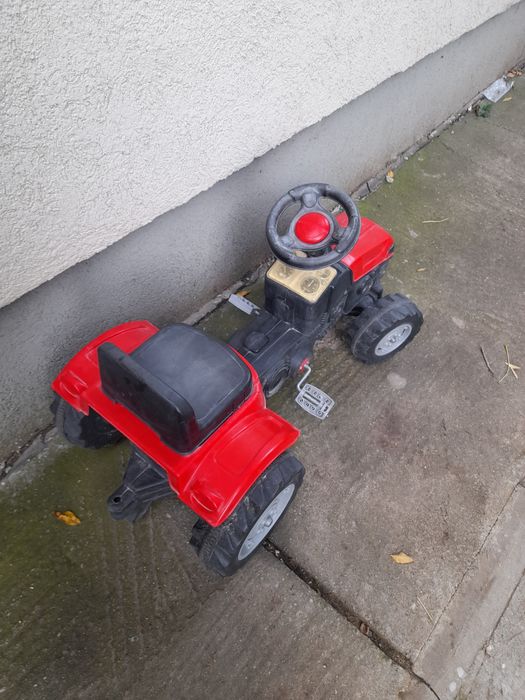 Vînd tractor jucărie.