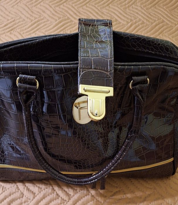 Дамска лачена чанта