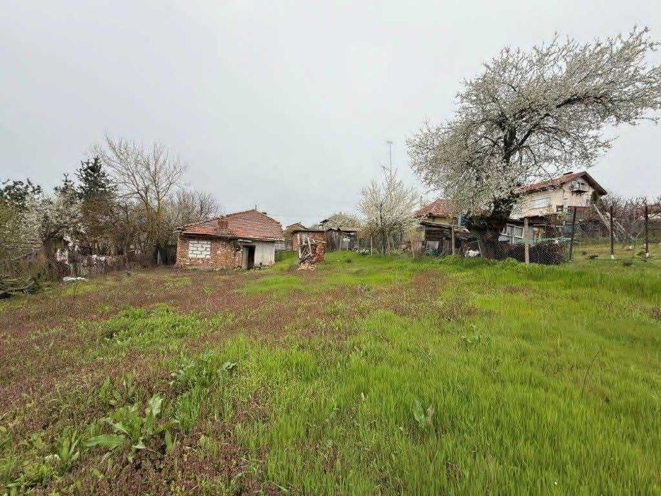 Продавам имот със сграда,гараж и парцел в с.Червена вода област Русе