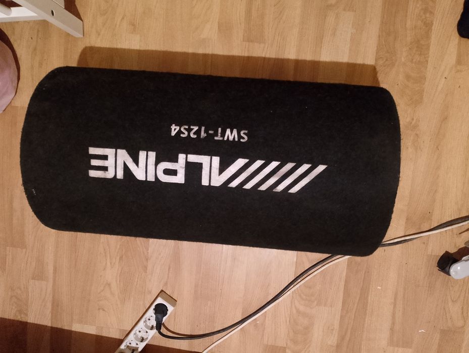 Vând urgent stație subwoofer alpine 300W  cu tot cu subwoofer