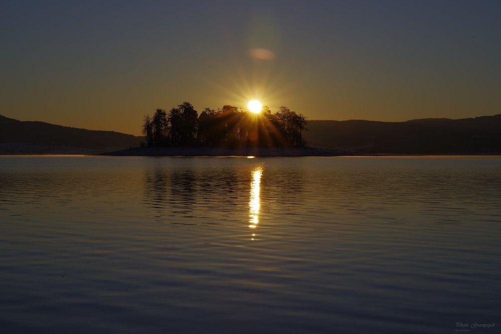 Продавам къща в УПИ на брега на язовир Батак