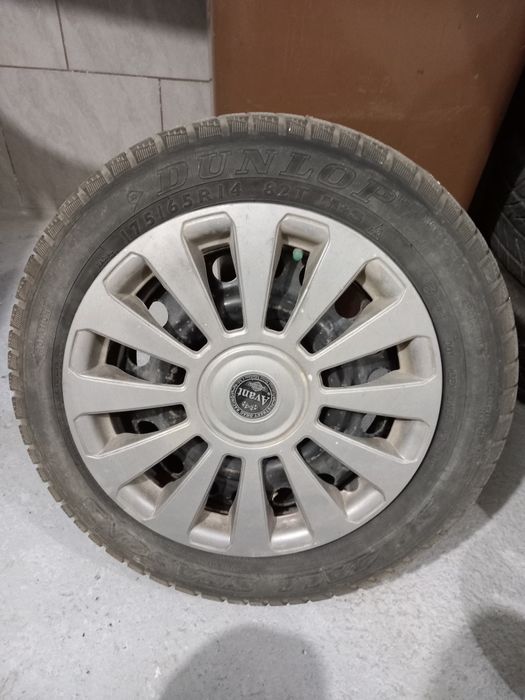 Roti cu genti de tabla și cauciucuri de iarna și capace