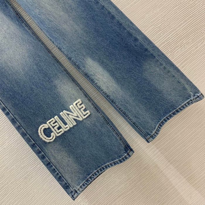 Дънки с надписи.