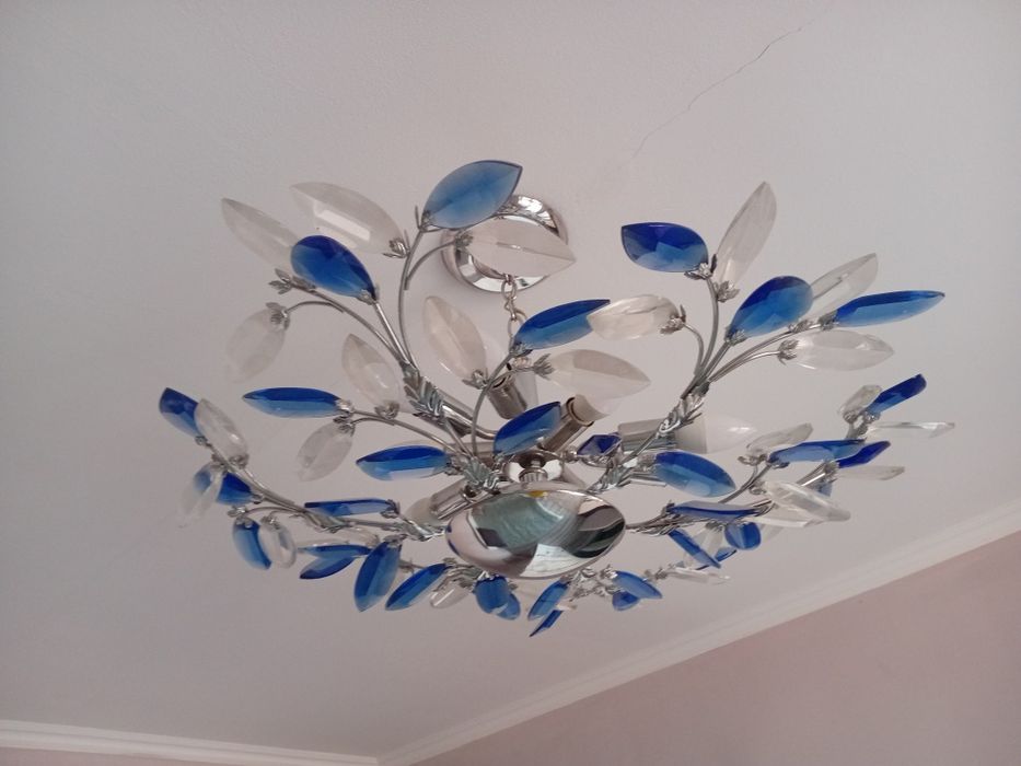 Продам люстры две