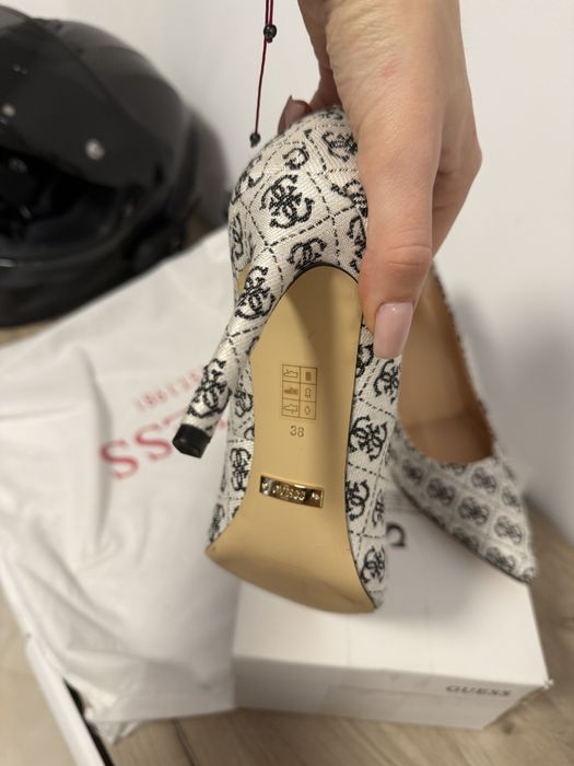 Дамски обувки на ток guess