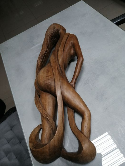 Дървена масивна фигура