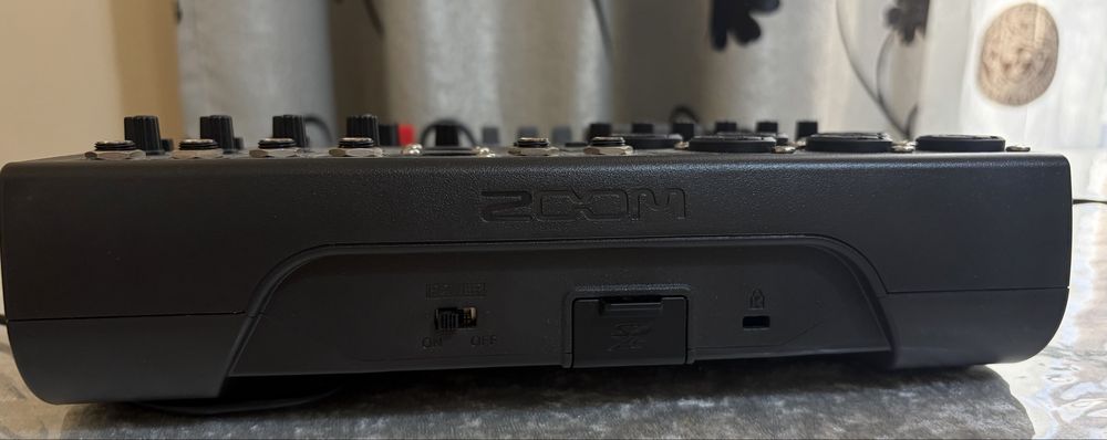 Vand mixer si microfon,in stare foarte buna.Detalii in privat!