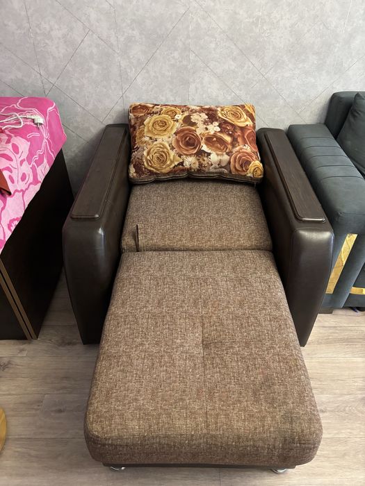 Кресло с пуфиком