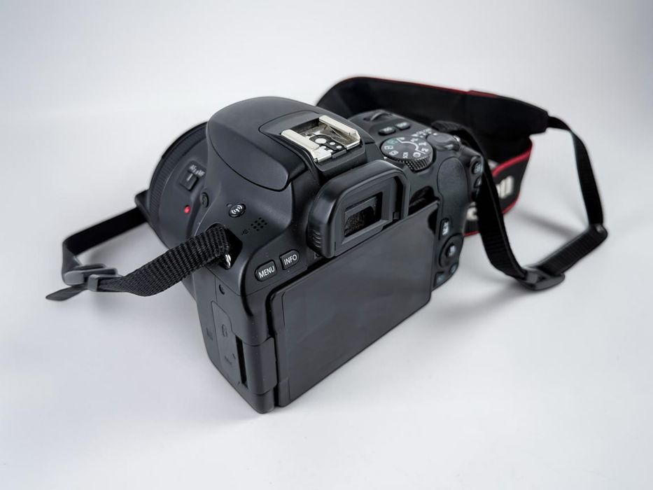 Фотoапарат Canon EOS 200D + Обектив Canon EF 50mm f/1.8 STM Перфектни!