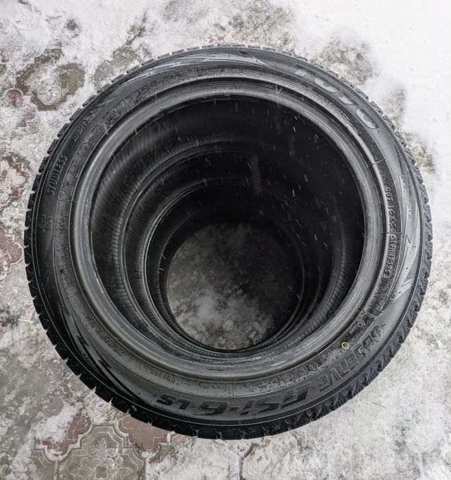 Продам комплект зимних шин Toyo Observe GSi-6 215/55/R18