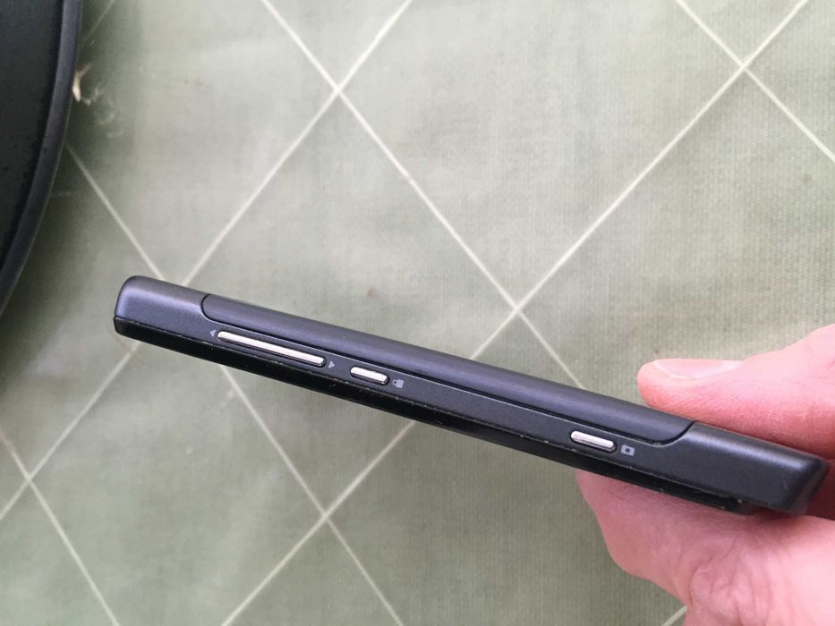 Продавам мобилен телефон NOKIA 700 ,цвят сив, с камера 5 МР