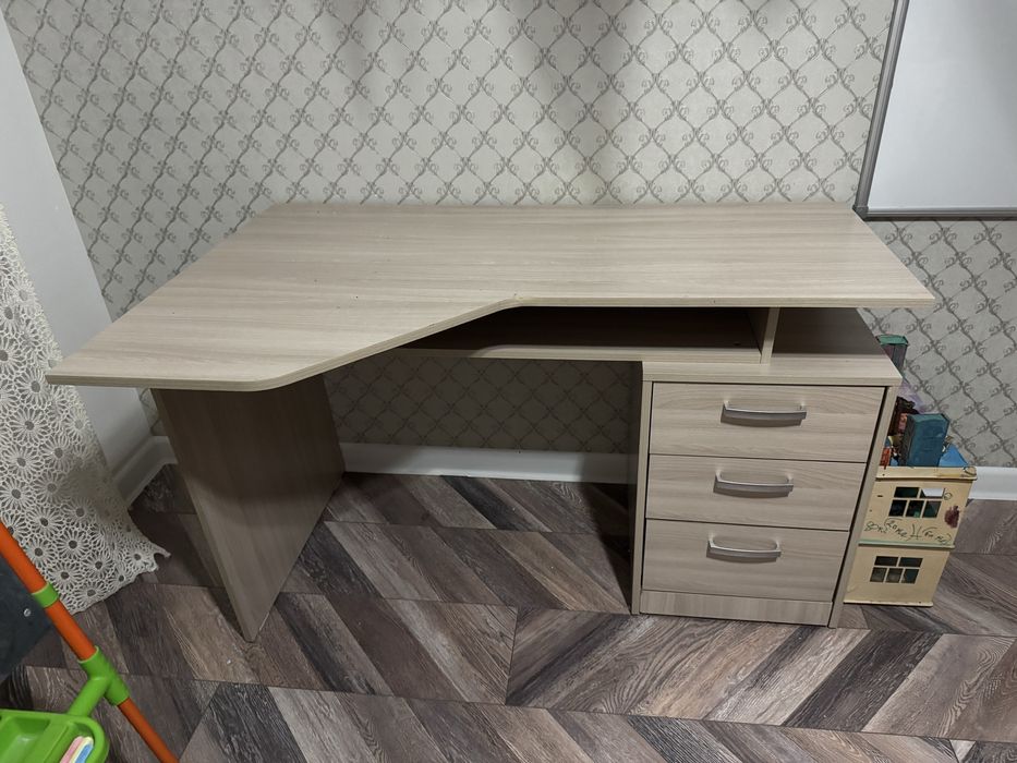 Стол письменный с раздвижными ящиками