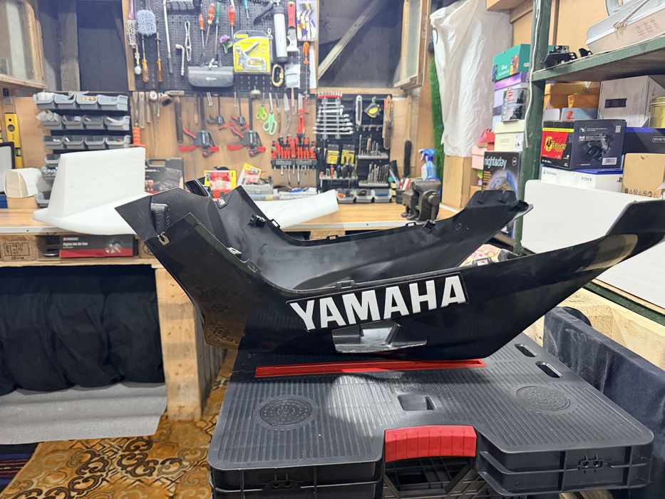 Продавам долната пластмаса за Yamaha Aerox