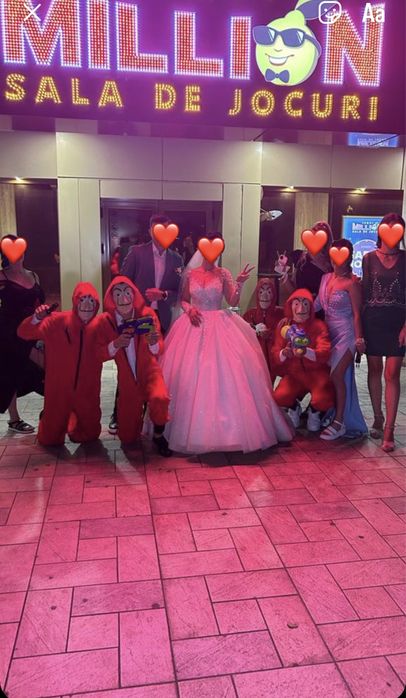 Vand costume pentru furatul miresei