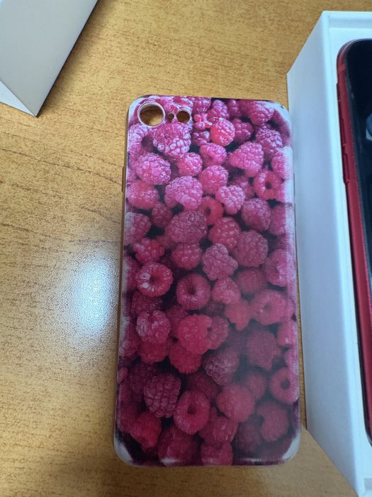 Продавам телефон Iphone SE 2020 +Нова батерия